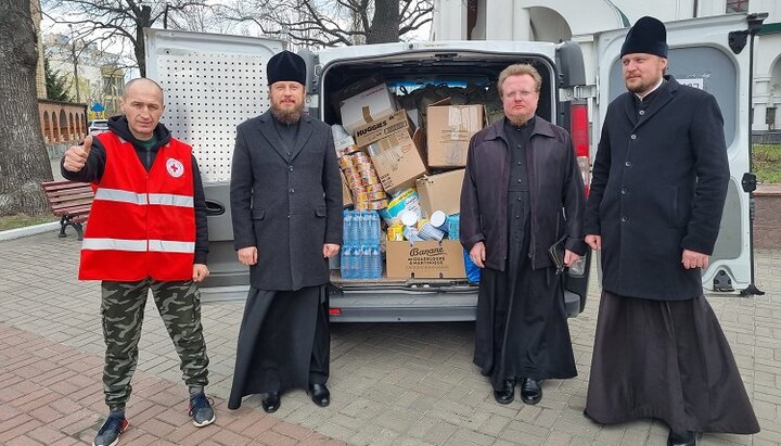 Гумпомощь от Ольгинского собора УПЦ отправляют в Бучу. Фото: facebook-страница Архимандрит Аркадий (Дмитрий Демченко)