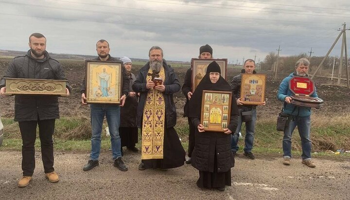 Участники крестного хода УПЦ вокруг Кропивницкого с мощами и иконами. Фото: facebook-страница Кировоградская епархия