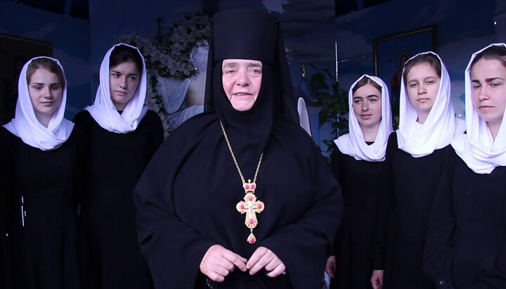Матушка Михаила с сестрами. Фото: YouTube-канал «Городокский Свято-Николаевский женский монастырь»