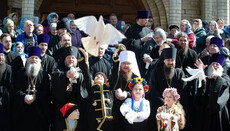 На Благовещение клирики и дети в епархиях УПЦ выпустили в небо голубей