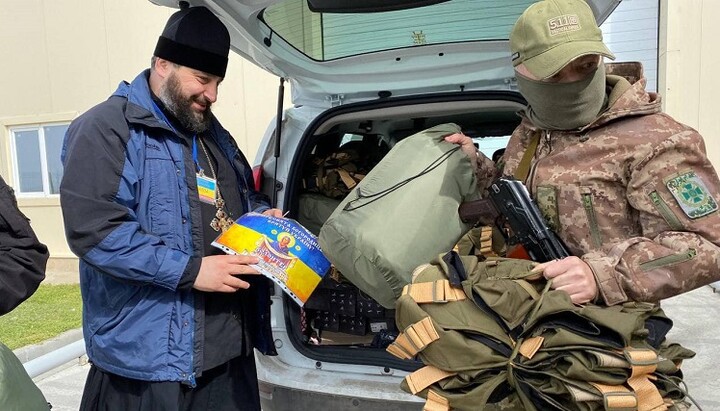 Спальные мешки, карематы и жилеты передали пограничникам. Фото: facebook-страница Одесская епархия