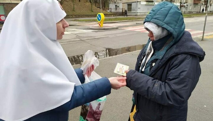 Київські сестри милосердя допомагають біженцям та бездомним