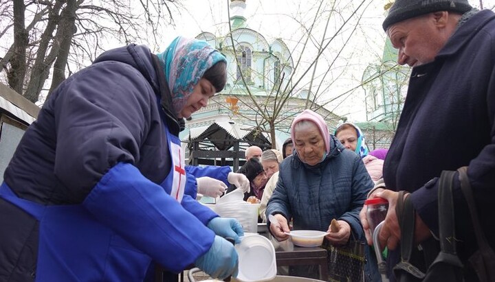 У Полтавській єпархії після недільної літургії пригощали гарячими обідами