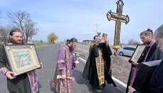 Вірні УПЦ звершили хресну ходу навколо Дніпра з молитвою про захист міста