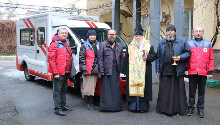 Освящение автобуса социальной помощи УПЦ в Днепре. Фото: eparhia.dp.ua