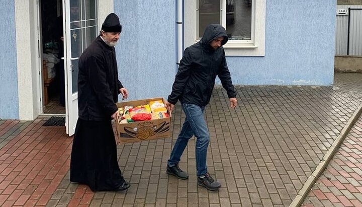 У Могилів-Подільській єпархії допомогли біженцям, які повертаються в Бучу
