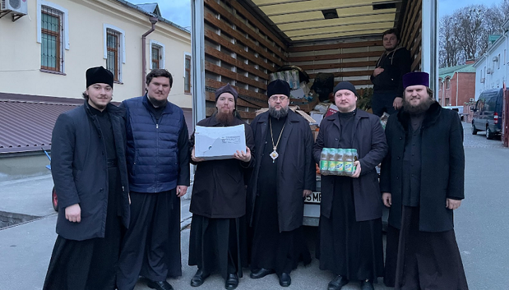 Київські духовні школи УПЦ отримали гумдопомогу від Румунської Церкви