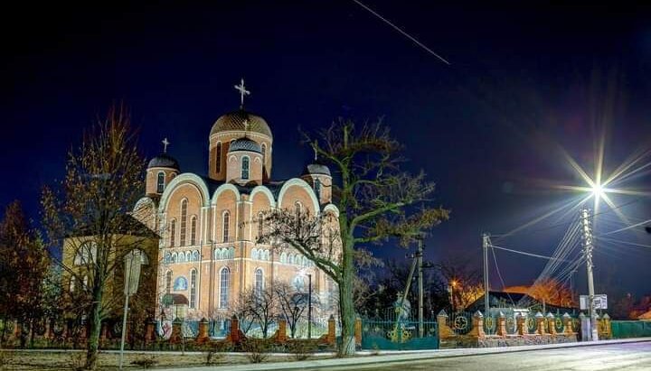 რადიკალებმა აიღეს ბორისპილის ტაძარი და მოითხოვეს მრევლის მეუ-ში გადაყვანა