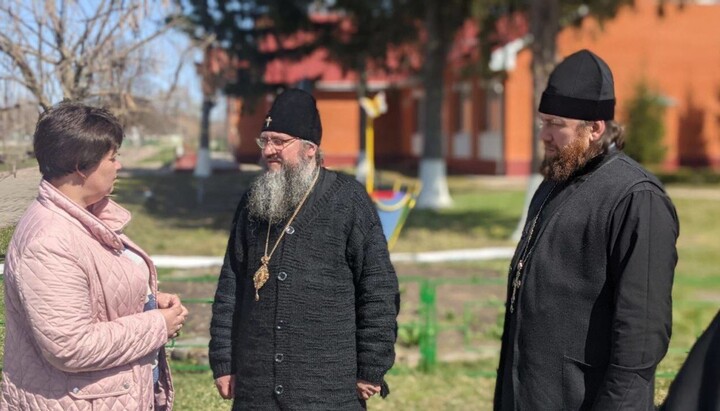 Митрополит Климент с руководством школы-интерната в Черешеньках. Фото: orthodox.cn.ua