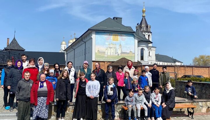 Больше 150 беженцев нашли убежище в Святогорском Зимненском женском монастыре. Фото: Facebook-страница монастыря