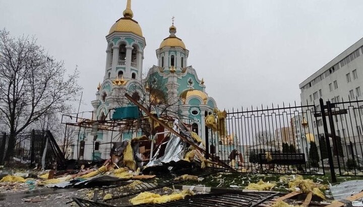 В харьковском Преображенском храме взрывной волной выбило окна и двери. Фото: Facebook-страница Харьковской епархии