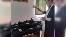 Священник Житомирської єпархії освятив та передав військовим бронежилети