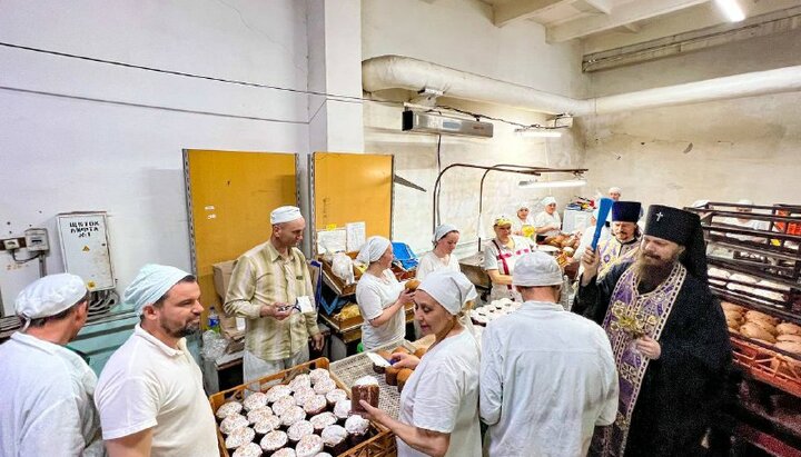 Архиепископ Арцизский Виктор благословил производство куличей на Одесском хлебозаводе и освятил куличи, испеченные для жителей Харькова. Фото: Telegram-канал Одесской епархии