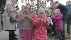 В храме Ивано-Франковска провели урок пасхальной росписи для детей беженцев