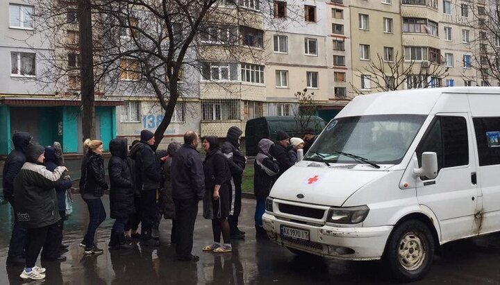 Гумпомощь привезли жителям Салтовки, наиболее пострадавшего от обстрелов микрорайона Харькова. Фото: facebook-страница Харьковская Епархия Украинской Православной Церкви