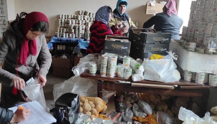 Помощь раздавали в гуманитарном центре при храме УПЦ Славянска. Фото: facebook-страница МИРЯНИ
