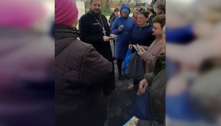 Клирики и волонтеры Харьковской епархии доставили харьковчанам гумпомощь и раздали иконки. Фото: Facebook-страница епархии 