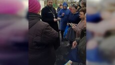 В Харькове священники УПЦ раздали жителям города гумпомощь и иконки