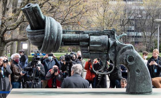 Пресс-конференция Антониу Гутерриша на фоне скульптуры револьвера с завязанным дулом. Фото: news.un.org