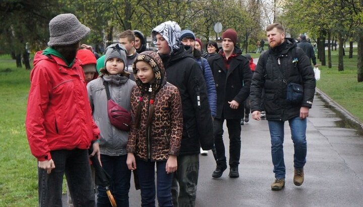 Беженцы, живущие в Горишних Плавнях, посетили краеведческий музей вместе с протоиереем Георгием Коваленко. Фото: Facebook-страница Полтавской епархии