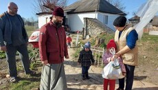 У села Бориспільської єпархії передали гумдопомогу з Польщі