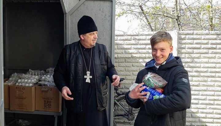 В Харькове священники передали гумпомощь жителям города. Фото: Facebook-страница Харьковской епархии