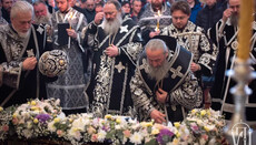 Предстоятель УПЦ очолив вечірню з виносом Плащаниці у київській Лаврі