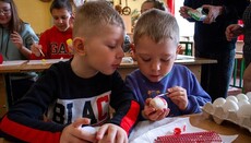 В Мукачевской епархии УПЦ детей-переселенцев научили делать писанки