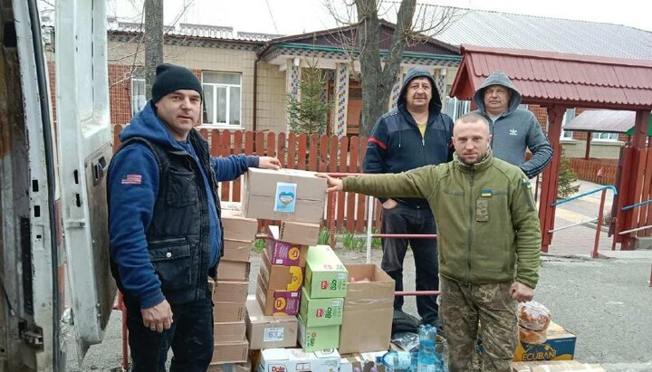 Віряни Чернівецької єпархії доставили допомогу до Великодня на Чернігівщину