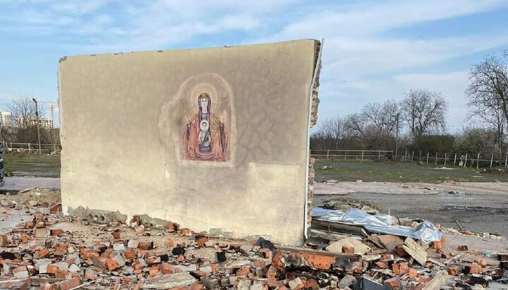 Образ Богородицы, найденный на стене бывшего рынка в Полтаве, сохранят. Фото: страница в Facebook Вадима Сороки
