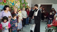 В Полтавской епархии детям-инвалидам и сиротам передали игрушки и сладости