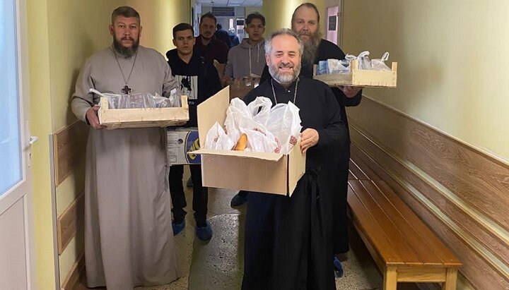 Священники УПЦ посещают раненых воинов. Фото: facebook-страница Вінницька Єпархія УПЦ