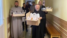 Священники УПЦ привезли пасхальные куличи раненым военным в Виннице