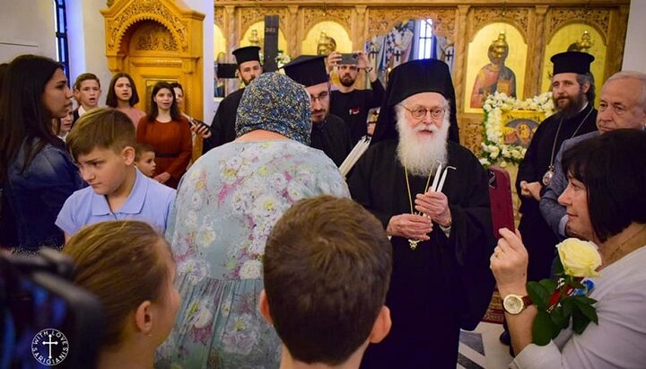 Архиепископ Анастасий на встрече с украинскими беженцами в Албании. Фото: facebook-страница Radio 