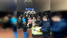 Клірики УПЦ роздали паски харків'янам, які ховаються від обстрілів у метро