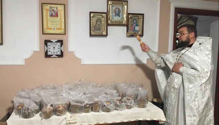 Также духовенство собора УПЦ освятило и раздало 500 куличей. Фото: facebook-страница Мукачівська Православна Єпархія