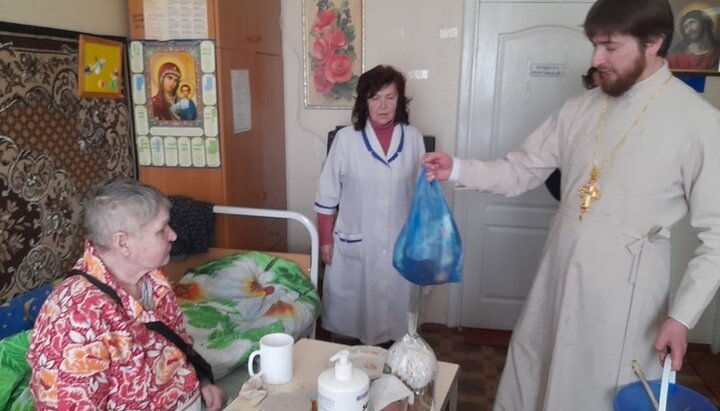 Протоиерей Сергей Таран принес подарки жителям дома престарелых. Фото: boryspil-eparchy.org