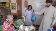 Клірики Бориспільської єпархії привезли подарунки до будинку престарілих