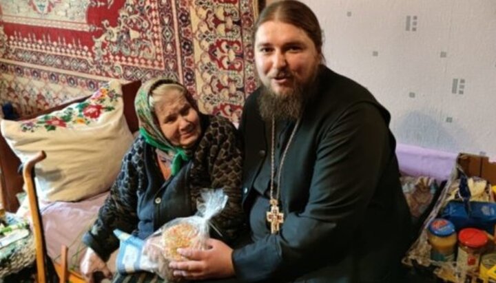 Священники Нежина раздали пасхальные куличи и продукты нуждающимся. Фото: orthodox.cn.ua