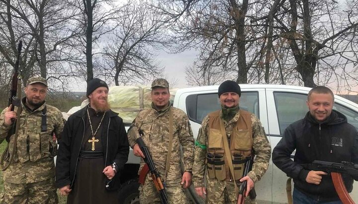 Архимандрит Лукиан привез подарки служащим ВСУ. Фото: Facebook-страница Черкасской епархии