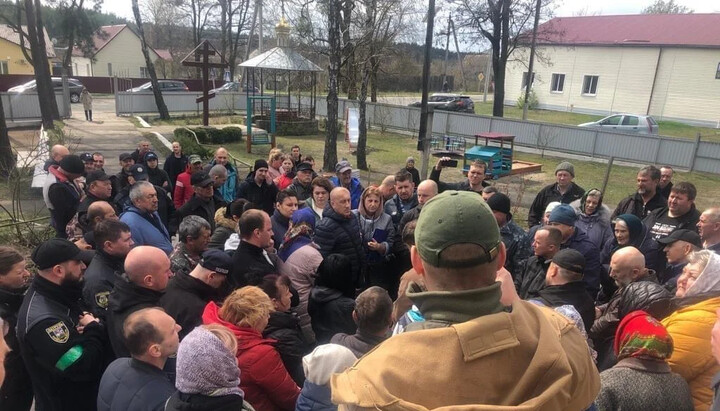 В Великую Субботу возле храма в Песковке было многолюдно не по причине освящения пасхальных корзин: местные власти не пускали людей в храм. Фото: скриншот видео YouTube канала УПЦ