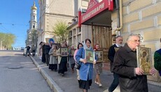 Община обстрелянного храма УПЦ совершила крестный ход в центре Харькова