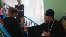 Настоятель Покровского собора Запорожья привез подарки переселенцам