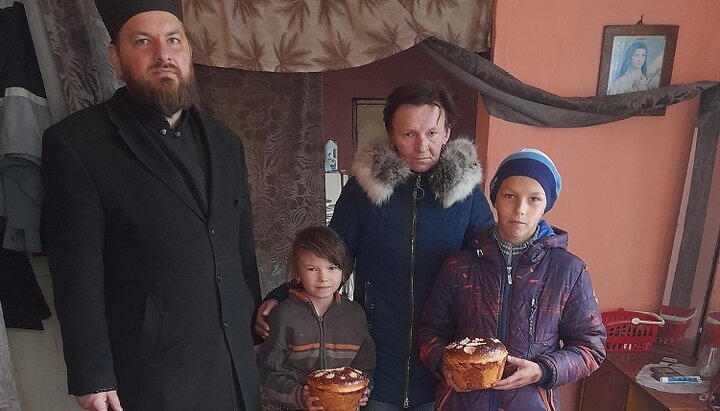 Помощь от братства Мукачевской епархии также передали малоимущим семьям. Фото: m-church.org.ua