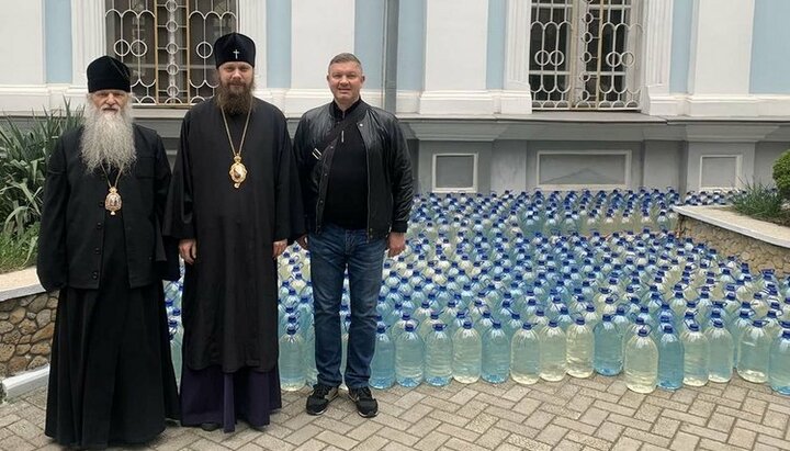Из Одессы в Николаев доставили 25 тонн освященной воды, хлеб и куличи. Фото: eparhia.mk.ua