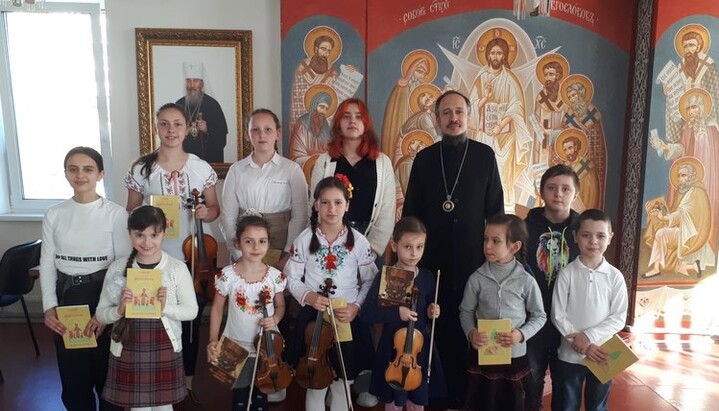 Ученики и преподаватели Детской музыкальной школы дали концерт для переселенцев. Фото: Facrbook-страница Полтавской епархии