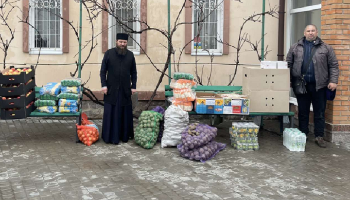 Віруючі Олександрійської єпархії УПЦ допомогли продуктами біженцям