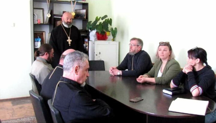 На совещание пригласили священнослужителей и начальника полиции. Фото: Facebook-страница Киверцовского горсовета