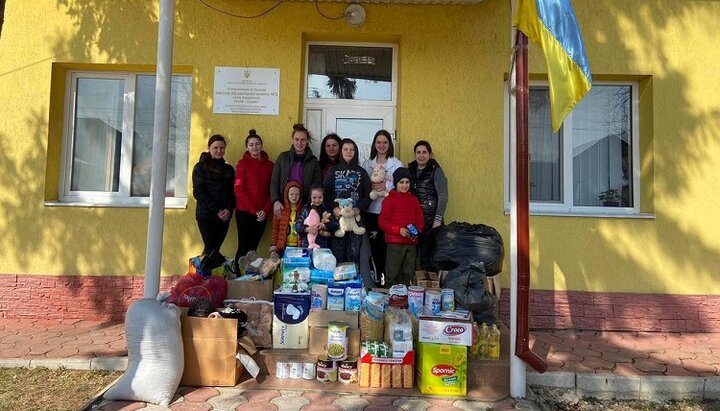 Помощь передали беженцам, которых приютили в Мамалыговской ОТГ. Фото: facebook-страница Чернівецько-Буковинська єпархія УПЦ