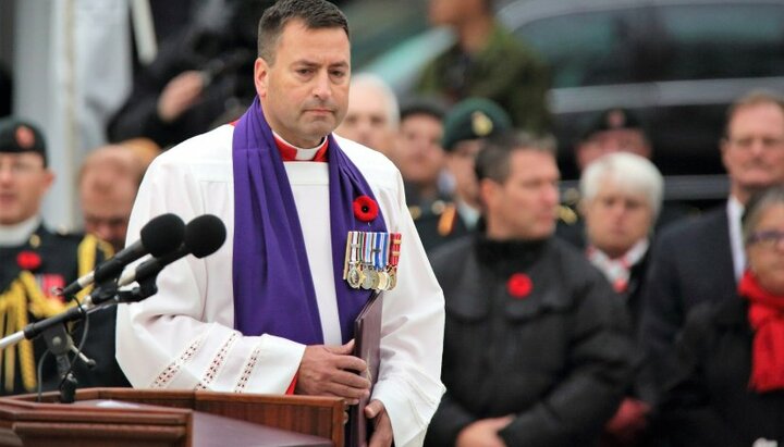 Генерал-капеллан канадских вооруженных сил Гай Шапделейн, ведет молебен во время церемонии Дня памяти 11 ноября 2015 года. Фото: CNS